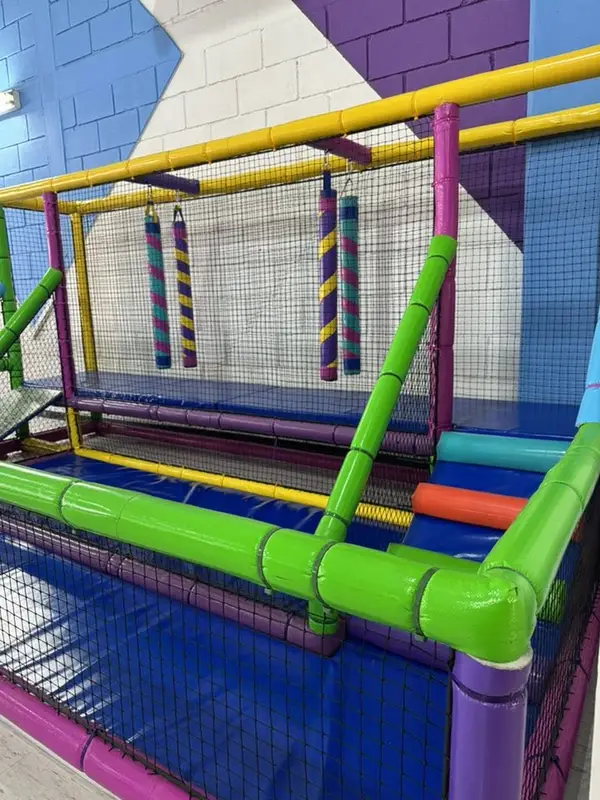 Jaula de juegos con costales