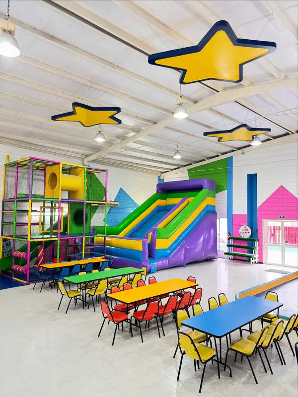 Salón con torre de juegos